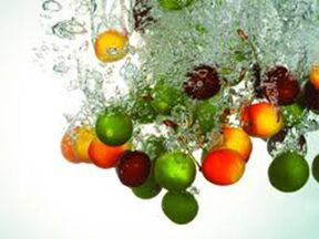Pelar la fruta con ácidos frutales, gracias a las células de la piel renovadas. 