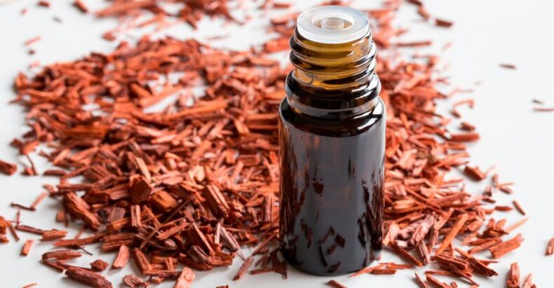 El aceite esencial de sándalo restaura el equilibrio de humedad en la piel. 