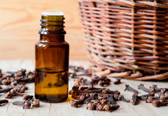 La guía de aromaterapia favorece el aceite de capullo de clavo