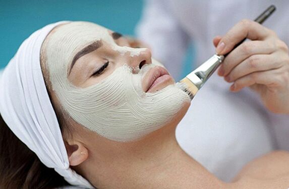 El peeling facial es uno de los métodos estéticos de rejuvenecimiento de la piel. 